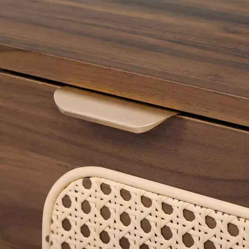 Mobile porta TV ModernLuxe per TV fino a 85", Centro di intrattenimento con ripiani aperti e ante in rattan, Tavolo console, Noce