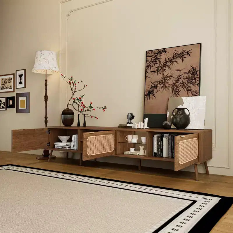 Mobile porta TV ModernLuxe per TV fino a 85", Centro di intrattenimento con ripiani aperti e ante in rattan, Tavolo console, Noce