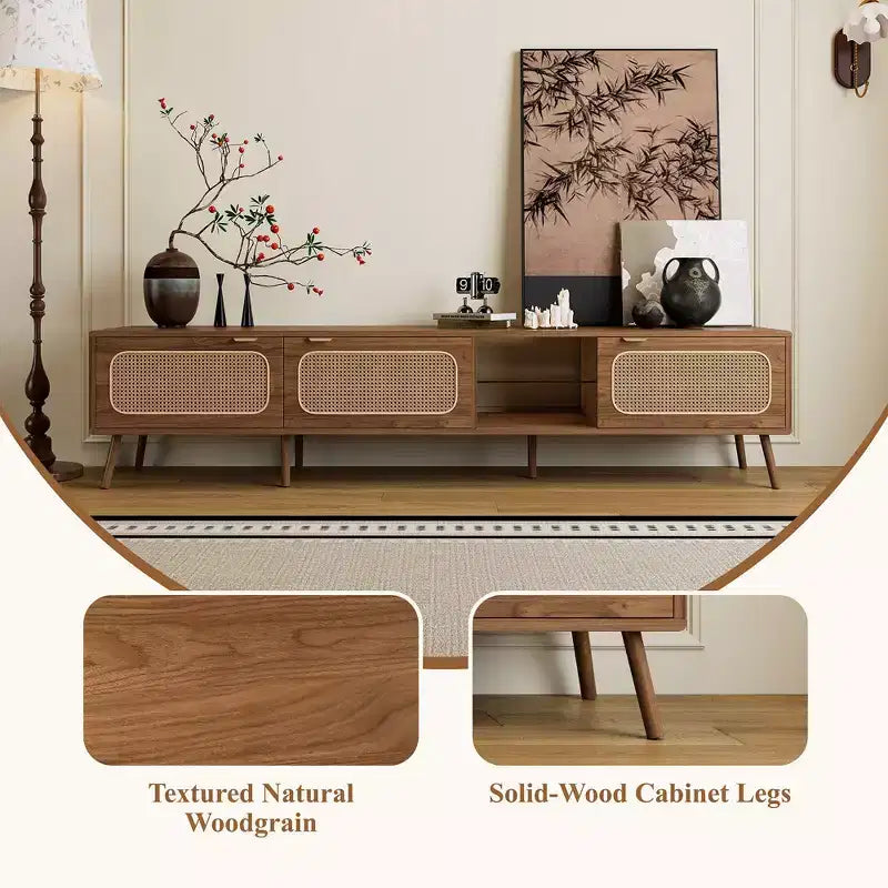 Mobile porta TV ModernLuxe per TV fino a 85", Centro di intrattenimento con ripiani aperti e ante in rattan, Tavolo console, Noce
