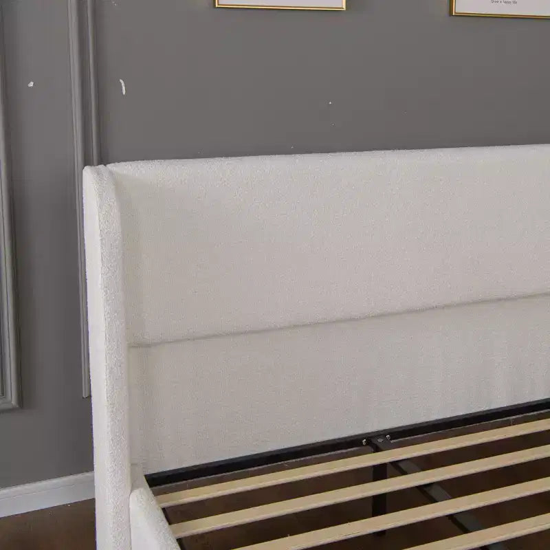 Struttura letto imbottita color crema in bouclé, con testiera, gambe in metallo e doghe – Per 1-2 persone