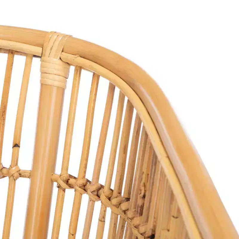 Poltrona d'accento in rattan bianco con cuscino, seduta singola