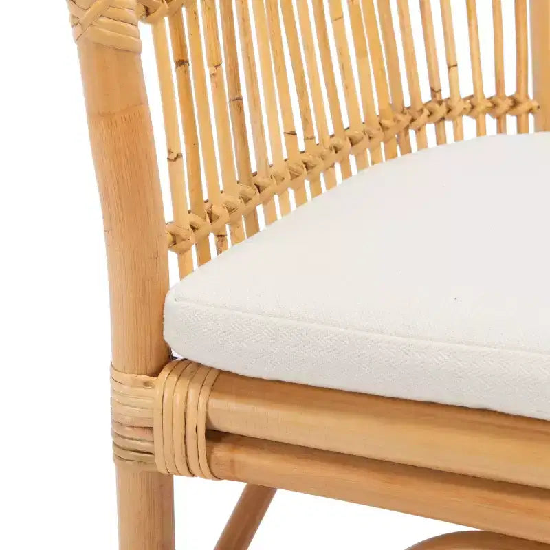 Poltrona d'accento in rattan bianco con cuscino, seduta singola
