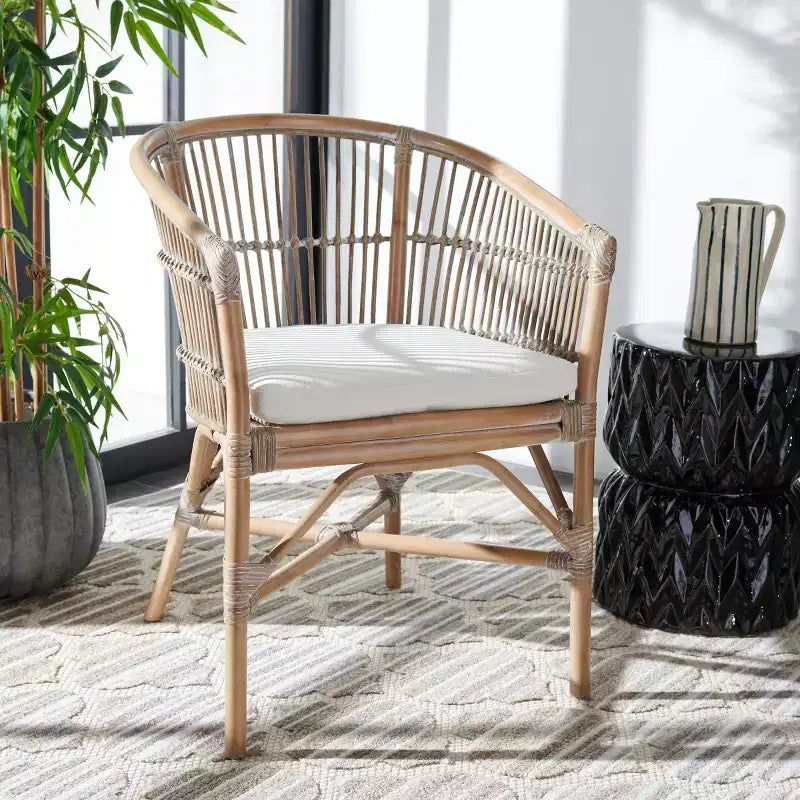 Poltrona d'accento in rattan bianco con cuscino, seduta singola