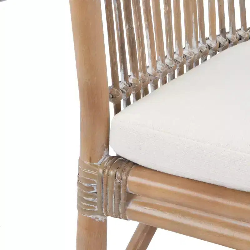 Poltrona d'accento in rattan bianco con cuscino, seduta singola