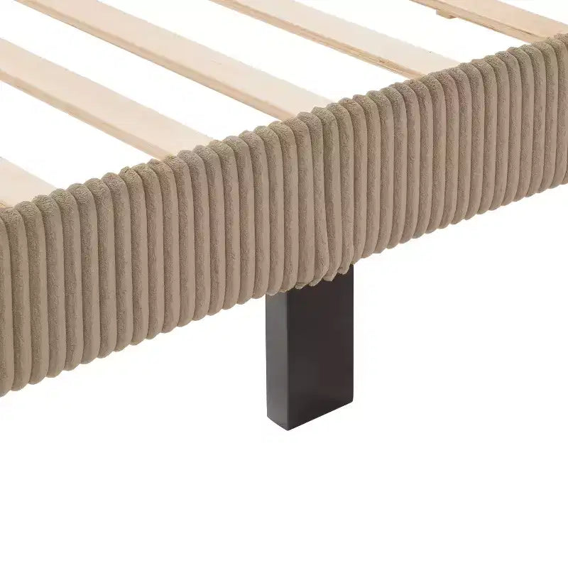 Letto a piattaforma Queen miBasics Beckman imbottito in velluto a coste con fodera rimovibile