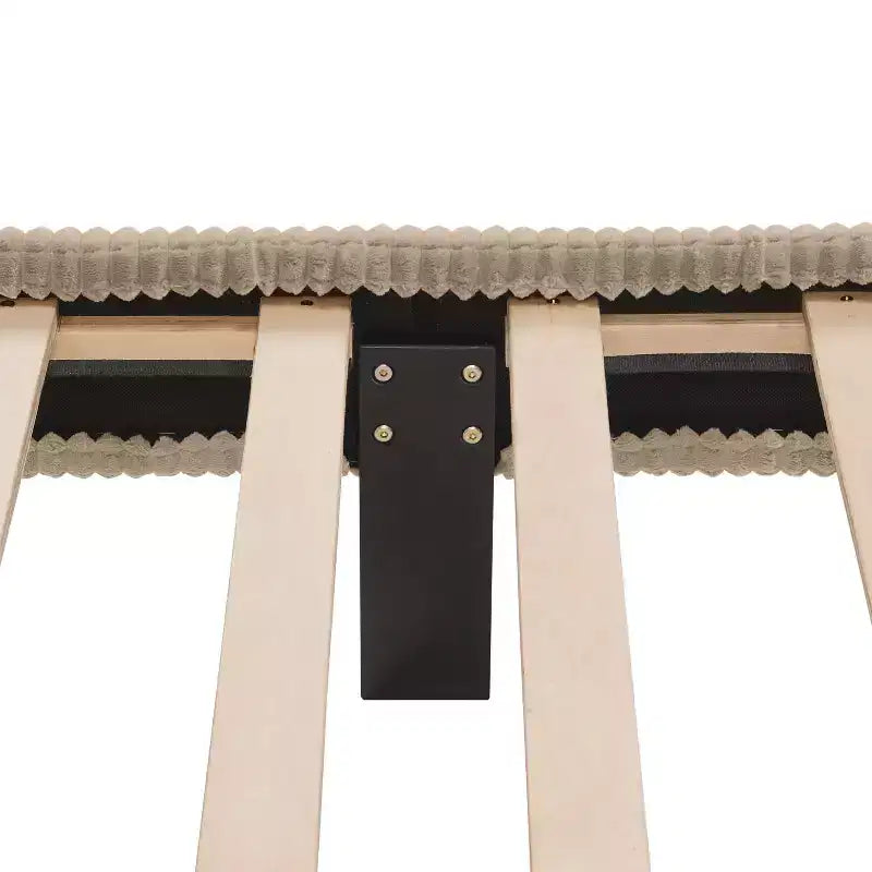 Letto a piattaforma Queen miBasics Beckman imbottito in velluto a coste con fodera rimovibile