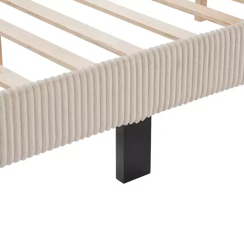 Letto a piattaforma Queen miBasics Beckman imbottito in velluto a coste con fodera rimovibile
