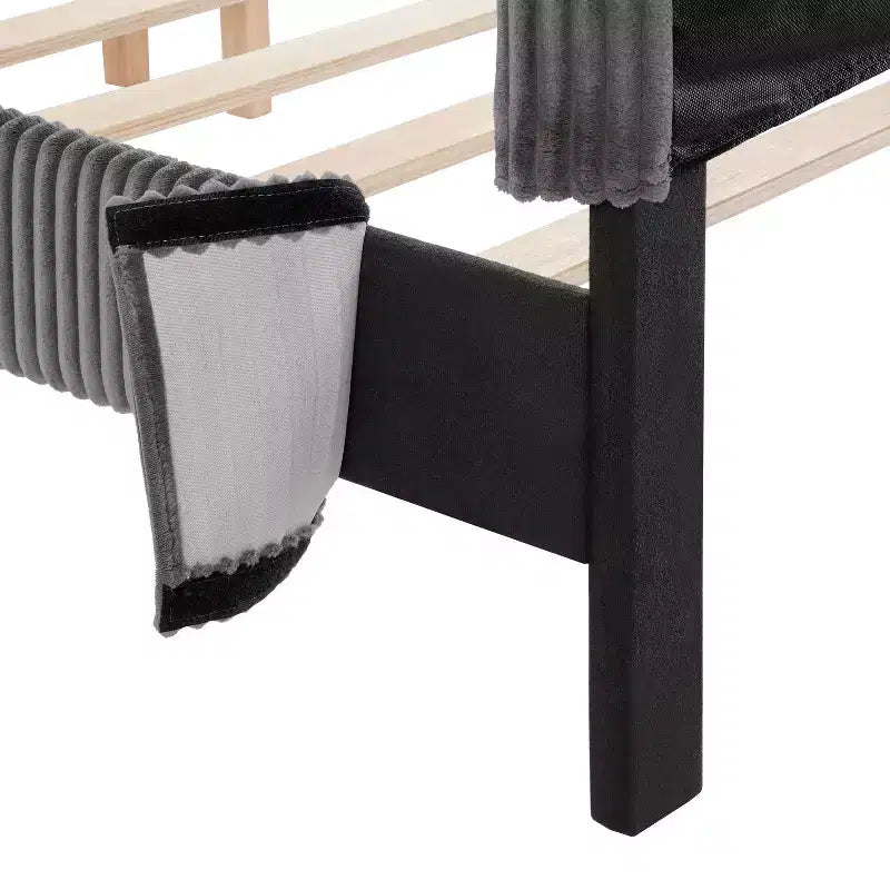 Letto a piattaforma Queen miBasics Beckman imbottito in velluto a coste con fodera rimovibile