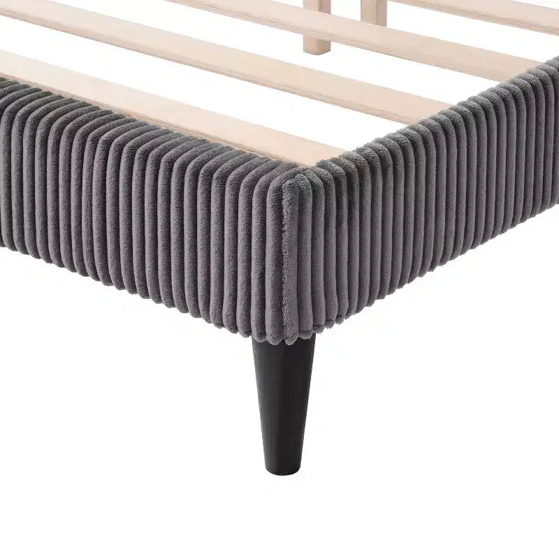 Letto a piattaforma Queen miBasics Beckman imbottito in velluto a coste con fodera rimovibile