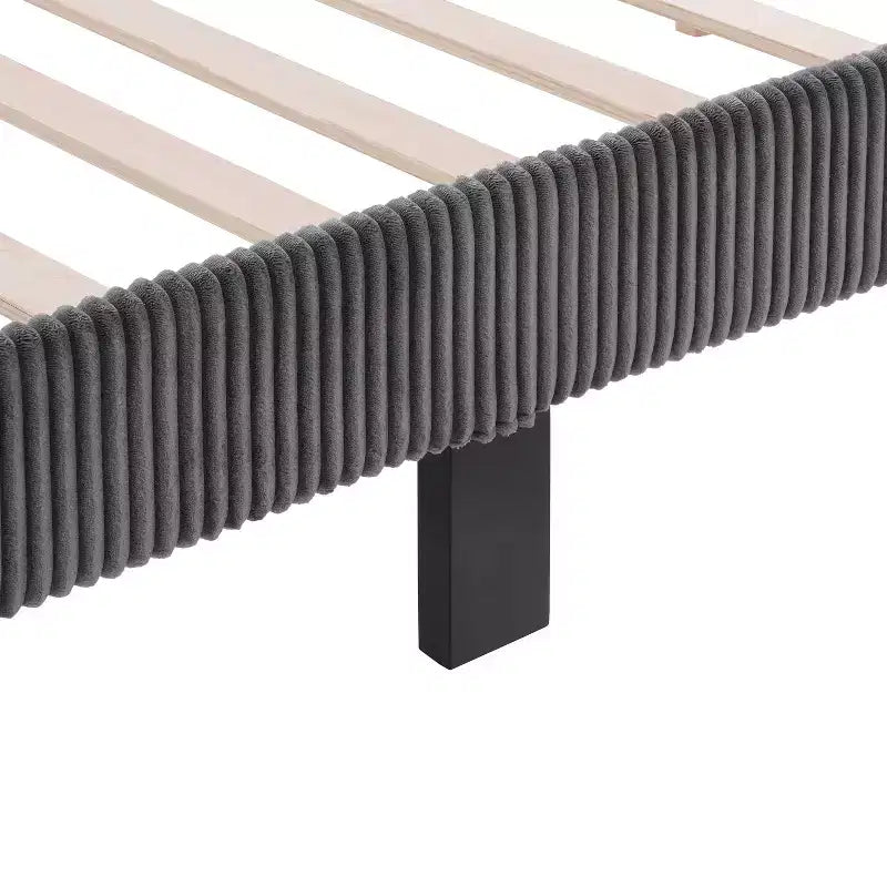 Letto a piattaforma Queen miBasics Beckman imbottito in velluto a coste con fodera rimovibile